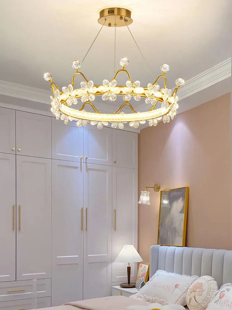 Decorbites™ Kristall-Leuchter: Nordischer LED-Luxus-Runder-Kronen-Blüten-Design für das Mädchenzimmer