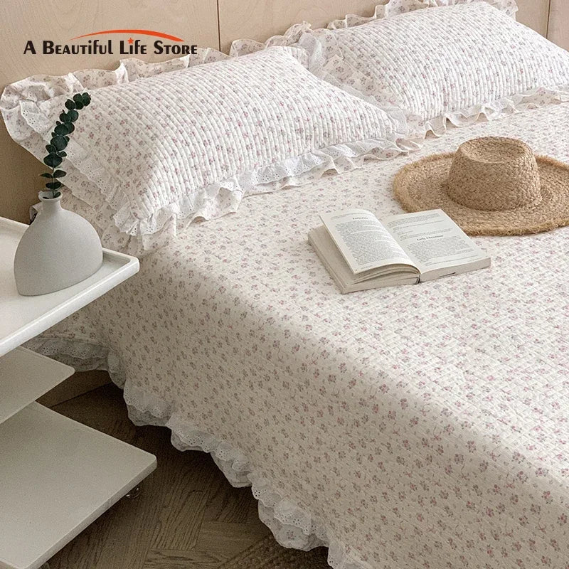 Decorbites™ Koreanische Prinzessin Floral-Spitze Rüschen-Bettüberwurf-Set mit 100% Baumwollsteppung