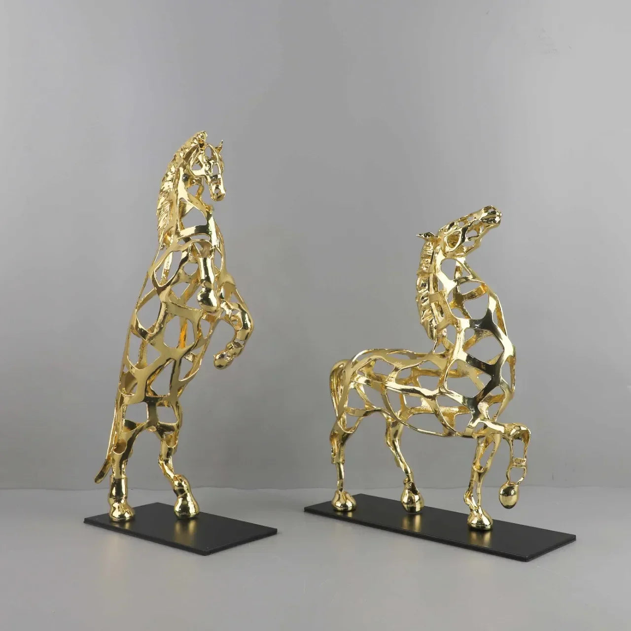 Decorbites™ Goldener Pferde-Metallskulptur: Elegante Wohnraumeinrichtung-Figur