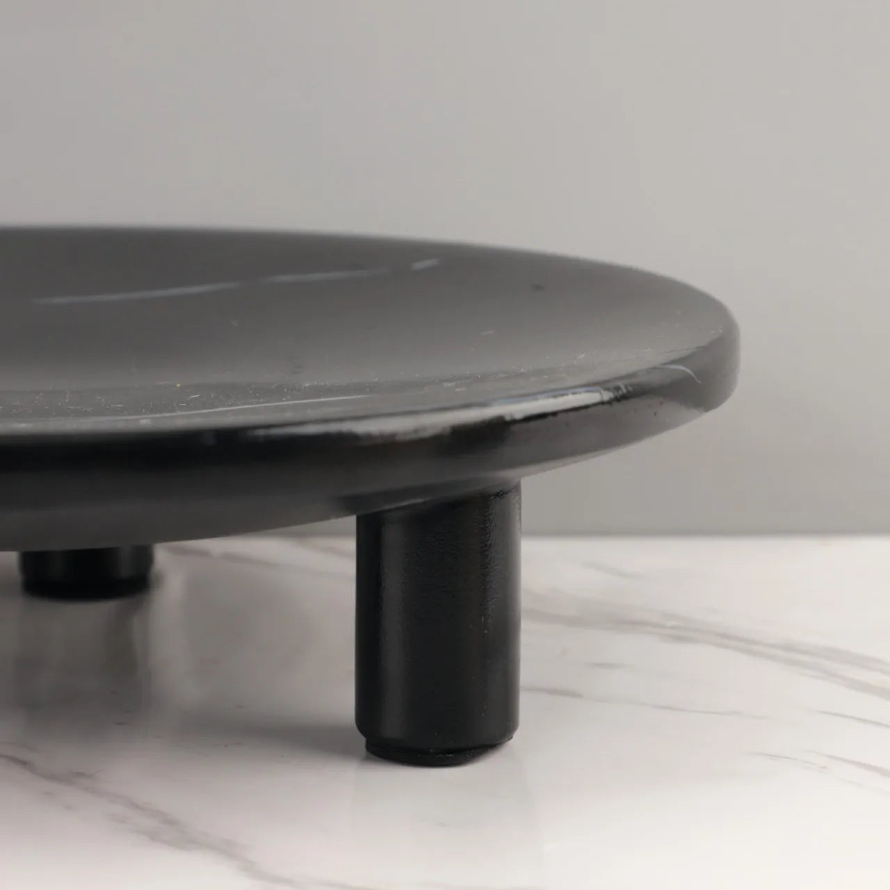 Decorbites™ Imitationsmarmorharz Dreibeiniges Obsttablett - Minimalistische Schreibtischdekoration