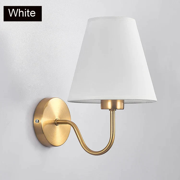 Decorbites™ Goldstoff-Wandlampe: Moderne nordische Schlafzimmerleuchte für Hotelgänge & TV-Hintergrund.
