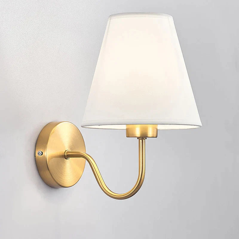 Decorbites™ Goldstoff-Wandlampe: Moderne nordische Schlafzimmerleuchte für Hotelgänge & TV-Hintergrund.