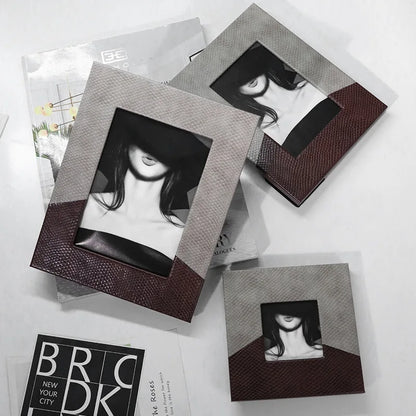 Decorbites™-Leder-Spleiß-Schreibtisch-Foto-Rahmen – Wohnaccessoire & Dekorationsgegenstand