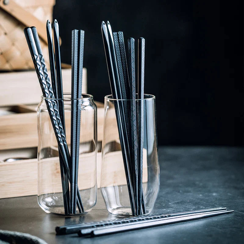 Decorbites™ Japanischer Stil Schwarze Legierungs-Essstäbchen - 10 Paare | Rutschfest, Feuchtigkeitsbeständig, Hitzebeständiges Tafelgeschirr