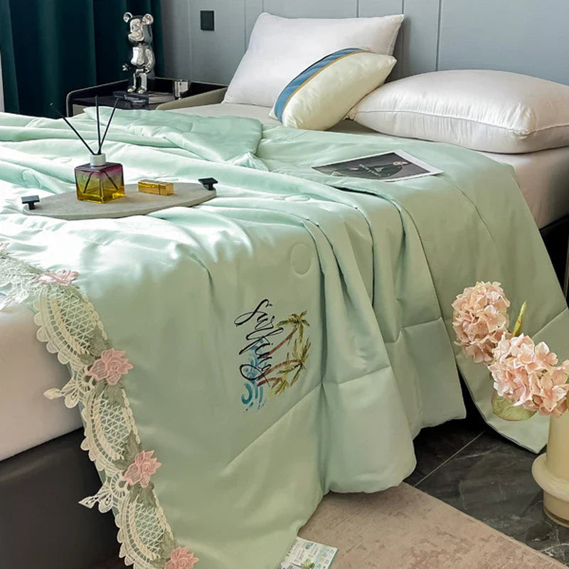 Decorbites™ Spitzendekor Blumenstickerei Kühle Bettdecke - Maschinenwaschbare Sommerquilt