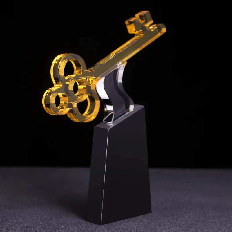 Decorbites™ Kristalltrophäe: Goldener Schlüssel-Handwerkskunst, Transparente Dekorationsfigur & Wohnungsakzent