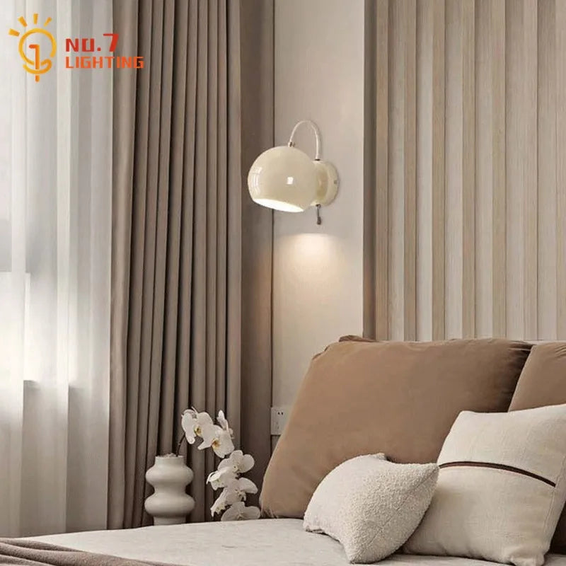 Decorbites™ Sahne Wind LED Wandlampe, drehbare minimalistische Eisenkunst-Wandleuchte für Schlafzimmer & Wohnzimmer
