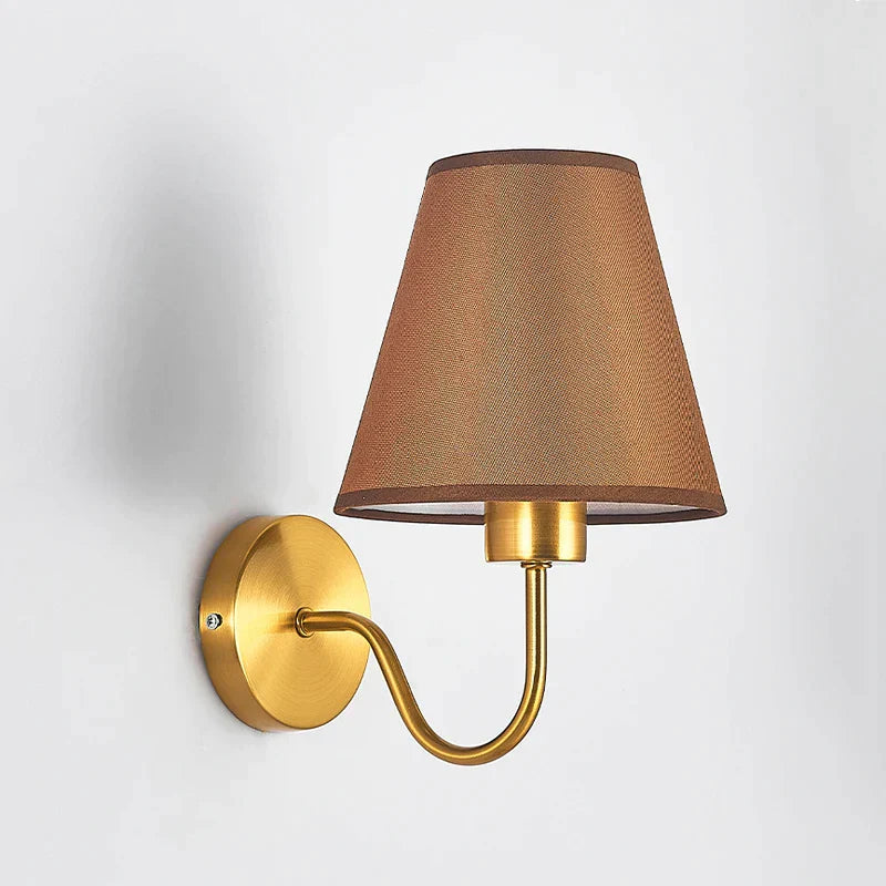 Decorbites™ Goldstoff-Wandlampe: Moderne nordische Schlafzimmerleuchte für Hotelgänge & TV-Hintergrund.