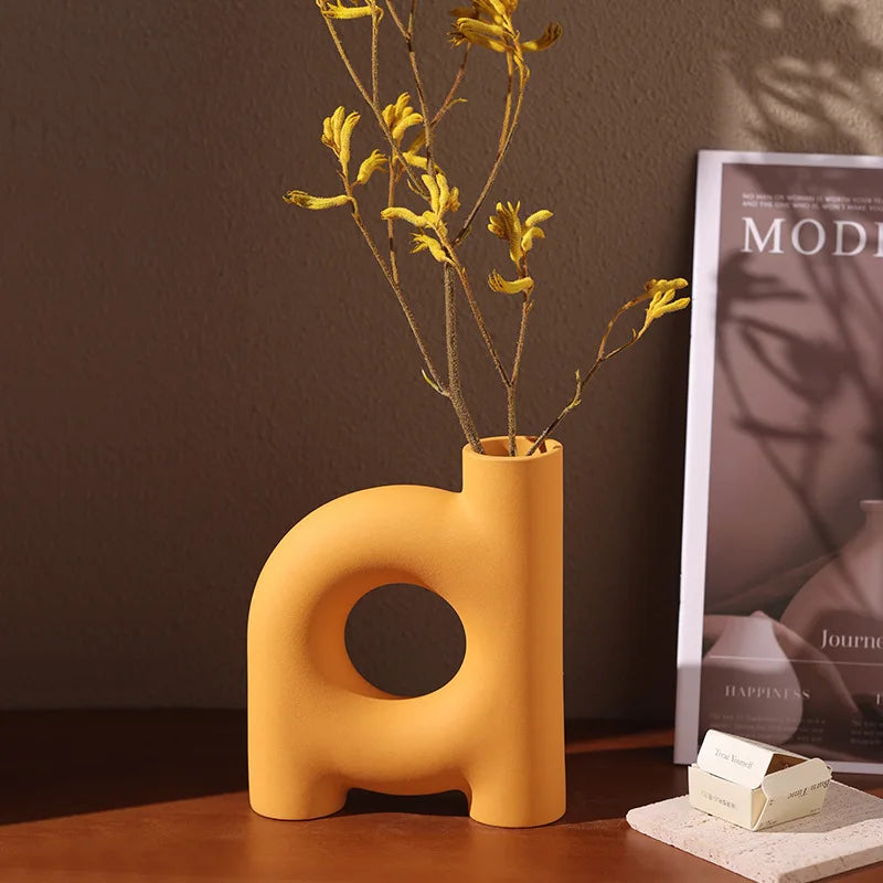 Decorbites™ Geometrische Keramikvase: Ausgehöhlte Buchstaben Blumenarrangement Wohnraumausstattung