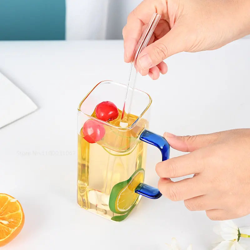 Decorbites™ Glas-Trinkbecher mit Trinkhalm und Acryl-Deckel, farbiger Griff für Getränke