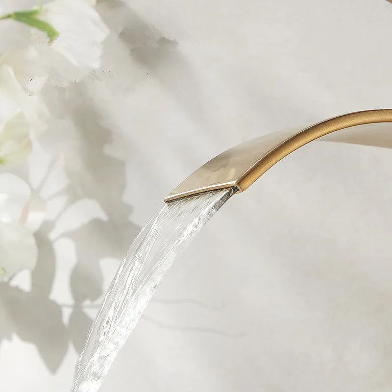 Decorbites™ Gold Badezimmerarmatur: Messing-Roségold Waschbecken-Wasserfall-Mischbatterie