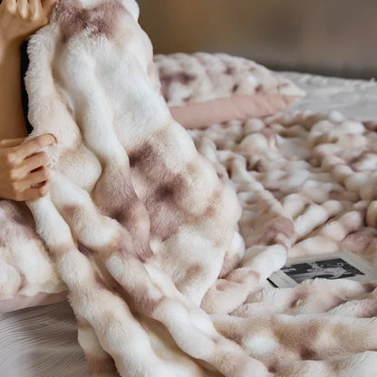 DecorBites™ Cozy Fleece Throws - Soft Plaid Blankets for Warmth and Comfort