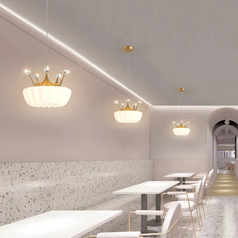 Decorbites™ Goldene Krone Anhängerleuchte: Luxuriöse Wolken-Hängeleuchte für Kinderzimmer und Wohnzimmer