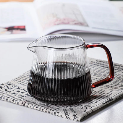 Decorbites™ Glas-Kaffeekanne mit V-förmiger Tülle und vertikalen Streifen, 350 ml/500 ml