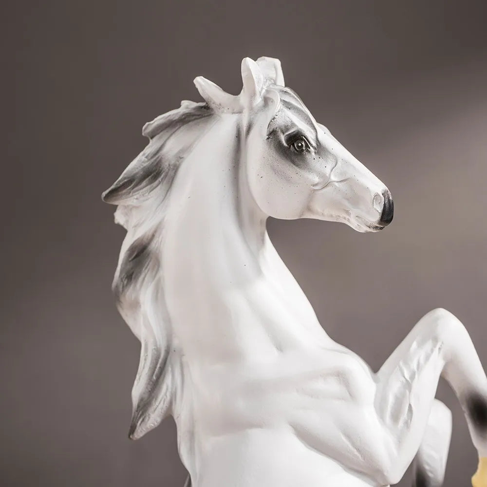 Decorbites™ Pferdestatue: Moderne Kunst Harz-Figur für die Dekoration von Zuhause/Büro, 36 cm Skulptur Regenzierde
