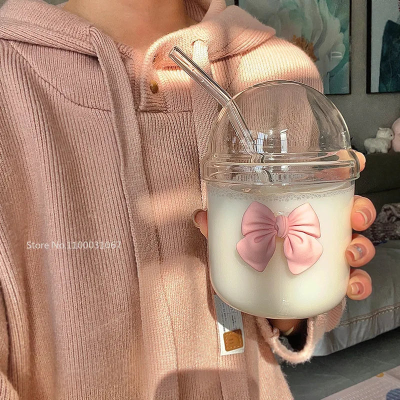 Decorbites™ Glasbecher mit Deckel, Trinkhalm und pinker Fliege: Süß, einfach, hochwertiger Kaffeebecher