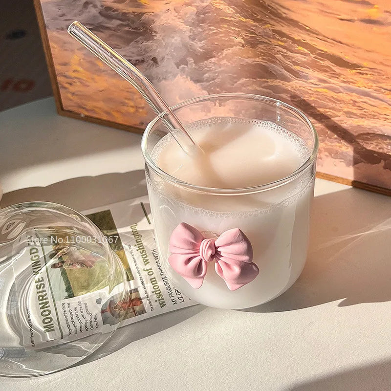 Decorbites™ Glasbecher mit Deckel, Trinkhalm und pinker Fliege: Süß, einfach, hochwertiger Kaffeebecher