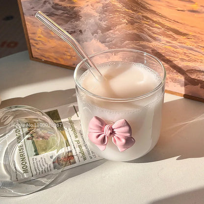Decorbites™ Glasbecher mit Deckel, Trinkhalm und pinker Fliege: Süß, einfach, hochwertiger Kaffeebecher