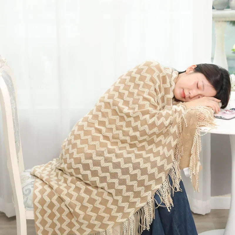 Decorbites™ Gestrickte Blanket mit Troddel-Saum: Gemütliche Wärme für Zuhause, Büro, Sofa und mehr