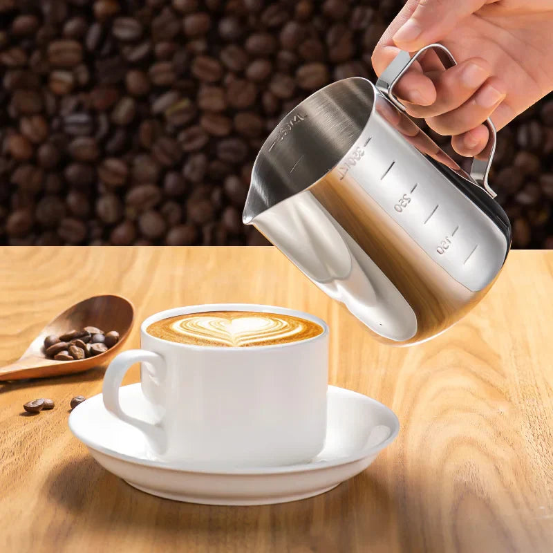 Decorbites™ Latte-Art-Tasse mit Ziehkraftnadel, Messskala, Milchaufschäumer, Girlandenbecher