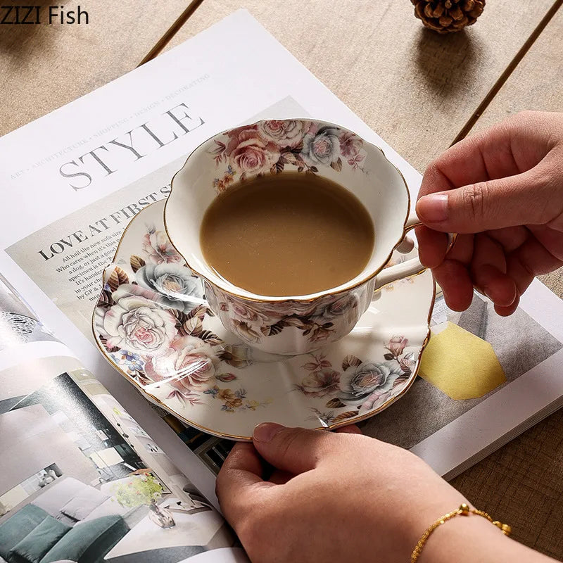 Decorbites™-Spitzenrand-Keramik-Teetasse- und Untertassenservice für das Speisen und den Couchtisch