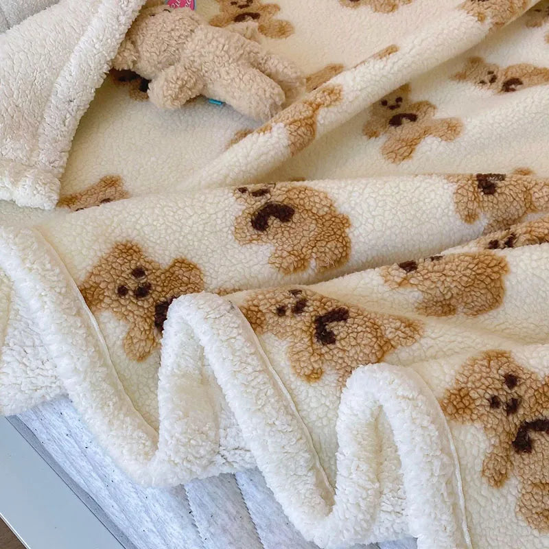 Decorbites™ Kleiner Bär Lamm Plüschdecke, doppellagige warme Fleece-Abdeckung