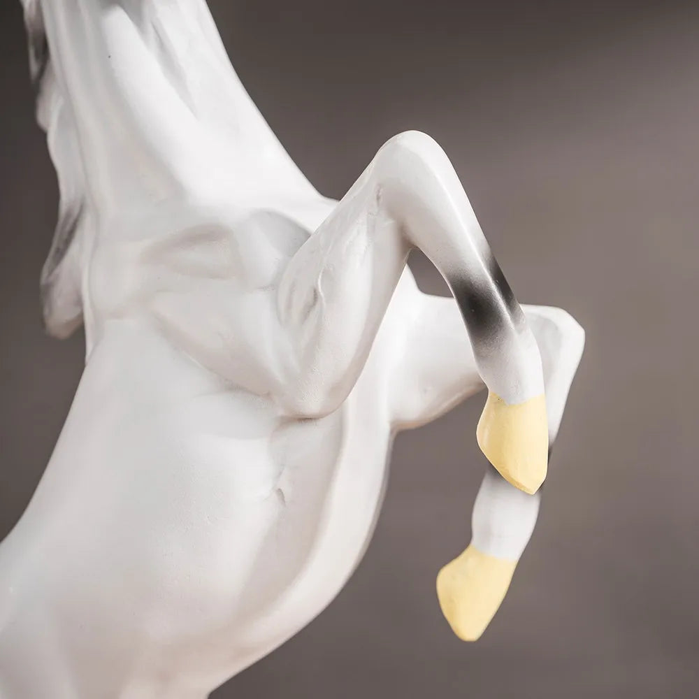 Decorbites™ Pferdestatue: Moderne Kunst Harz-Figur für die Dekoration von Zuhause/Büro, 36 cm Skulptur Regenzierde
