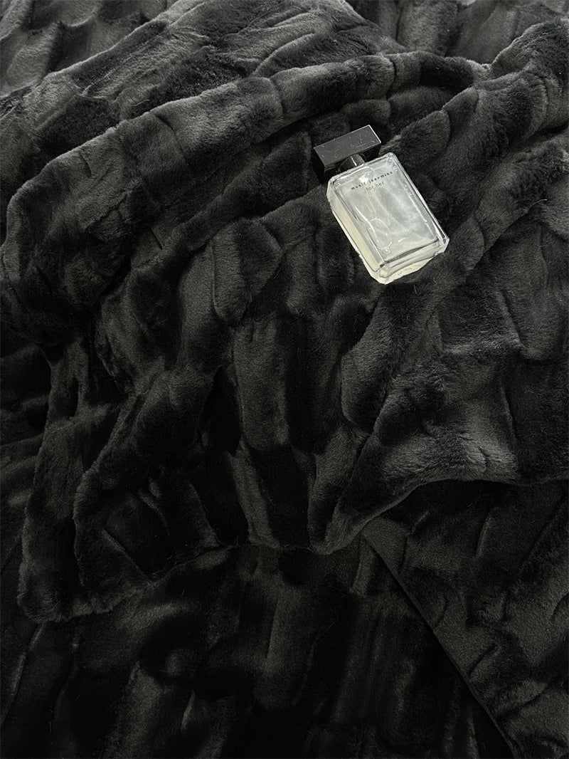 Decorbites™ Kuscheliges Kunstkaninchenfell-Bettwäsche-Set in Schwarz & Grau: Daunendecke, Laken, Kissenbezüge