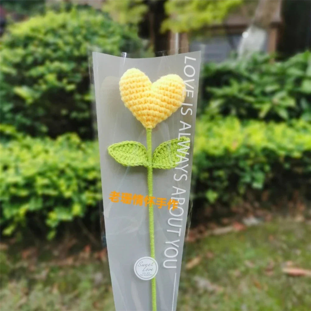 Decorbites™ Handgewebter Liebesherz-Garn-Häkelblumenstrauß mit grünem Laubzweig