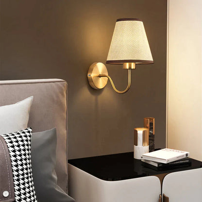 Decorbites™ Goldstoff-Wandlampe: Moderne nordische Schlafzimmerleuchte für Hotelgänge & TV-Hintergrund.