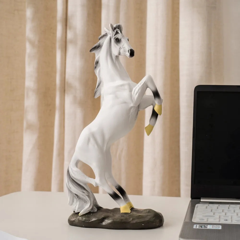 Decorbites™ Pferdestatue: Moderne Kunst Harz-Figur für die Dekoration von Zuhause/Büro, 36 cm Skulptur Regenzierde