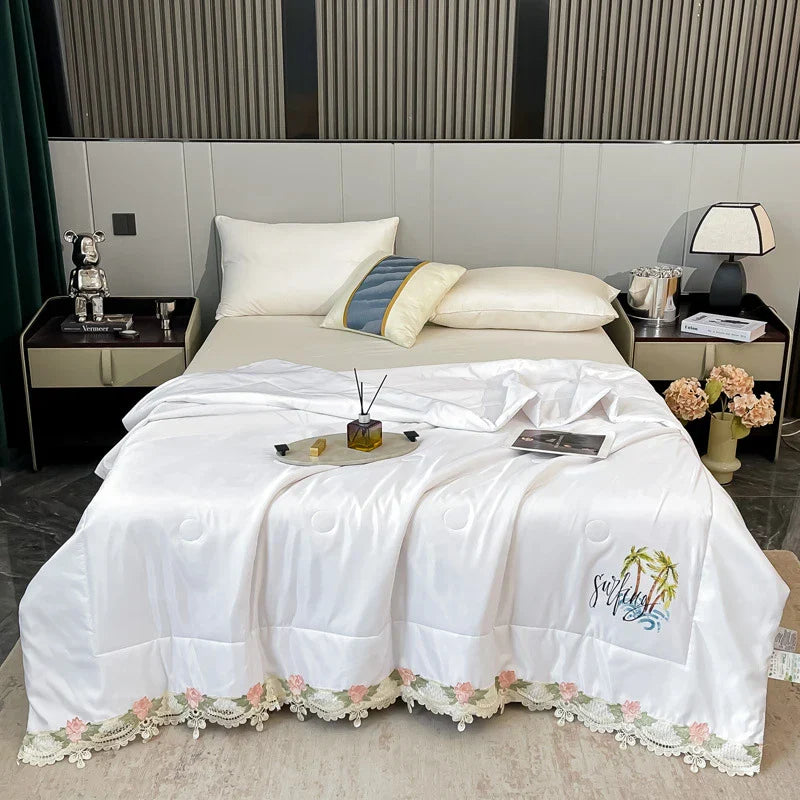 Decorbites™ Spitzendekor Blumenstickerei Kühle Bettdecke - Maschinenwaschbare Sommerquilt