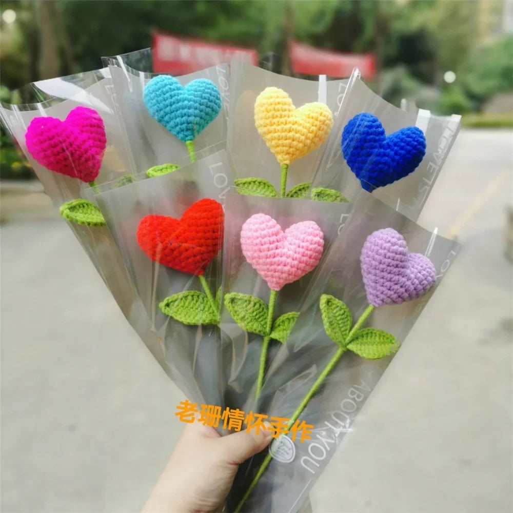 Decorbites™ Handgewebter Liebesherz-Garn-Häkelblumenstrauß mit grünem Laubzweig