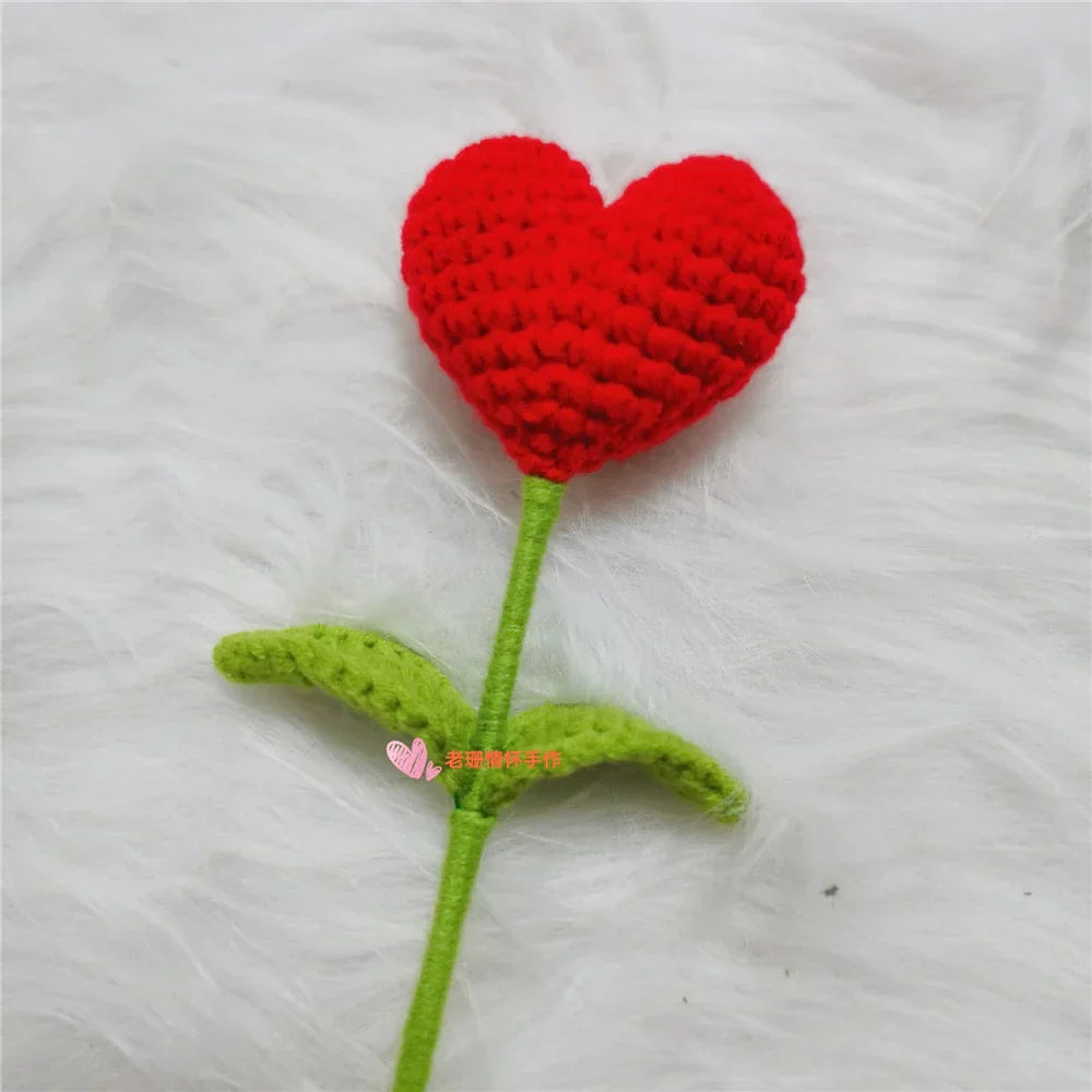 Decorbites™ Handgewebter Liebesherz-Garn-Häkelblumenstrauß mit grünem Laubzweig