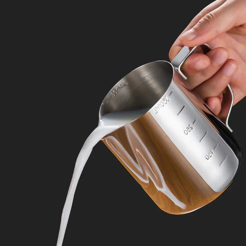 Decorbites™ Latte-Art-Tasse mit Ziehkraftnadel, Messskala, Milchaufschäumer, Girlandenbecher