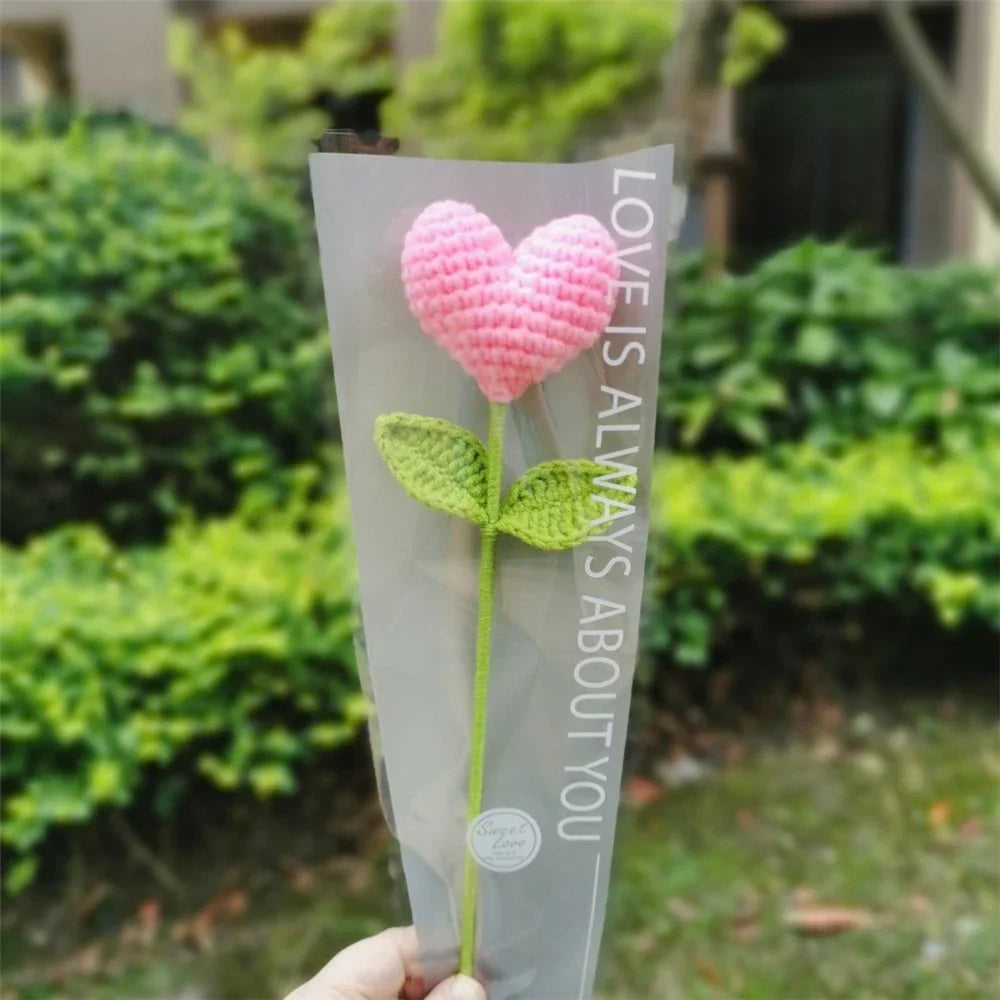Decorbites™ Handgewebter Liebesherz-Garn-Häkelblumenstrauß mit grünem Laubzweig