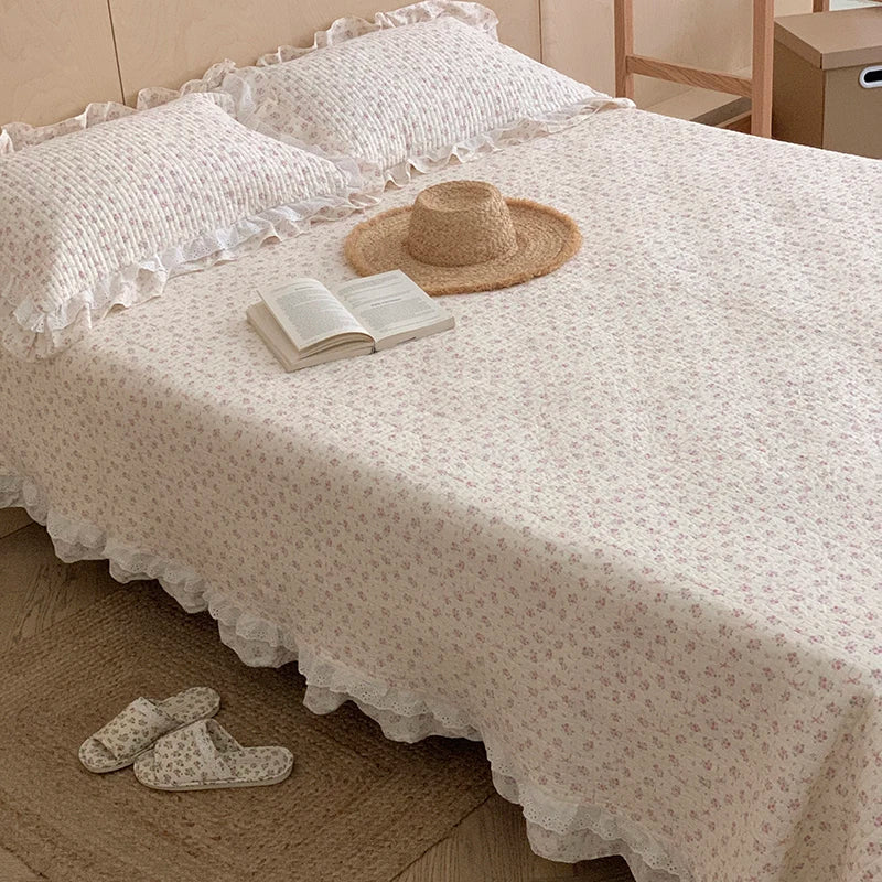 Decorbites™ Koreanische Prinzessin Floral-Spitze Rüschen-Bettüberwurf-Set mit 100% Baumwollsteppung