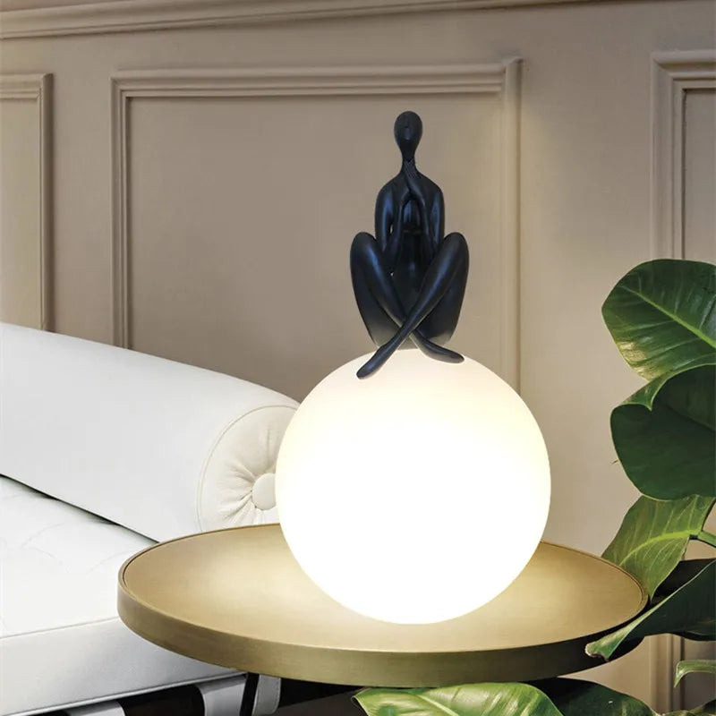 Decorbites™ Glasballen-Tischleuchte: Stilvolle LED-Skulptur-Schreibtischlampe für die Wohnraumausstattung