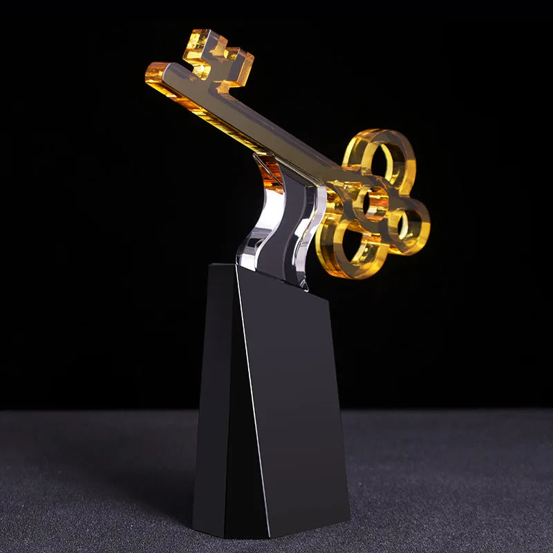 Decorbites™ Kristalltrophäe: Goldener Schlüssel-Handwerkskunst, Transparente Dekorationsfigur & Wohnungsakzent