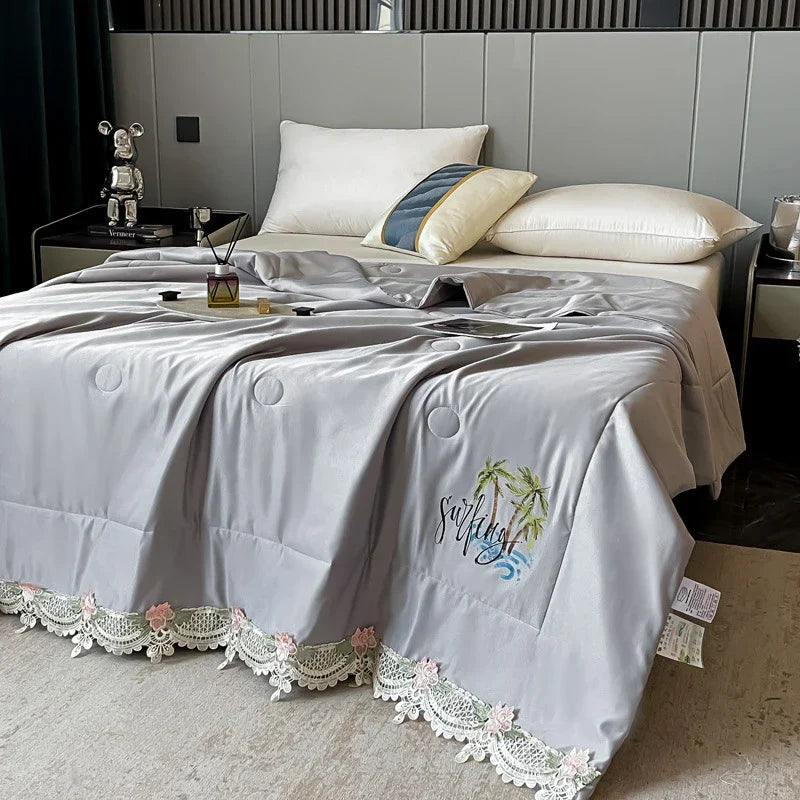 Decorbites™ Spitzendekor Blumenstickerei Kühle Bettdecke - Maschinenwaschbare Sommerquilt