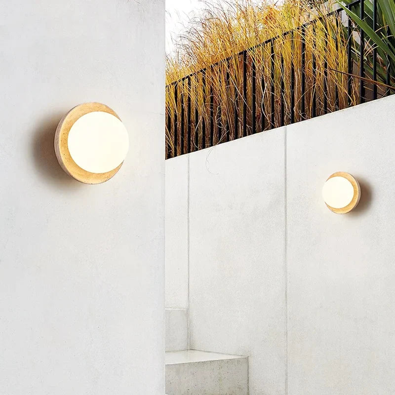 Decorbites™ LED-Wandleuchte: Nordisches modernes Design mit weißem Glas und gelbem Travertin-Holz