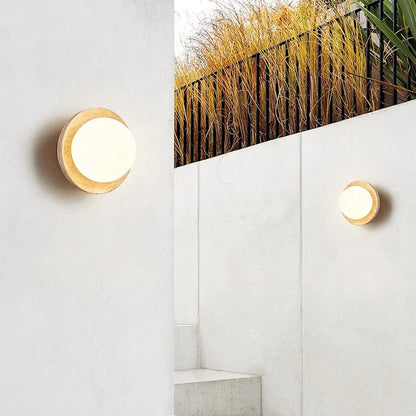 Decorbites™ LED-Wandleuchte: Nordisches modernes Design mit weißem Glas und gelbem Travertin-Holz