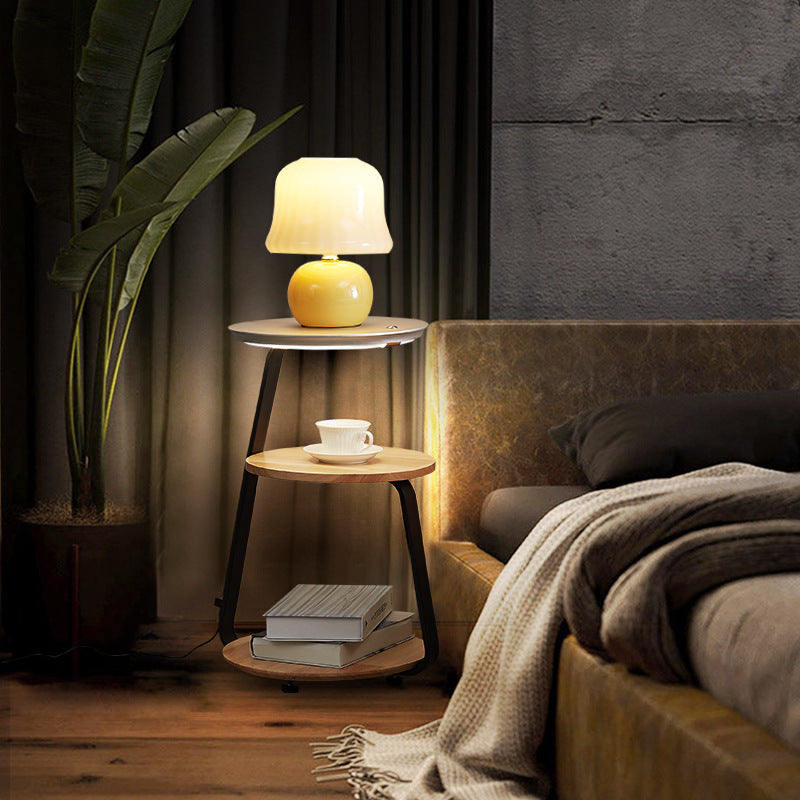 Nordisches minimalistisches Stehlampe mit drahtlosem Ladegerät