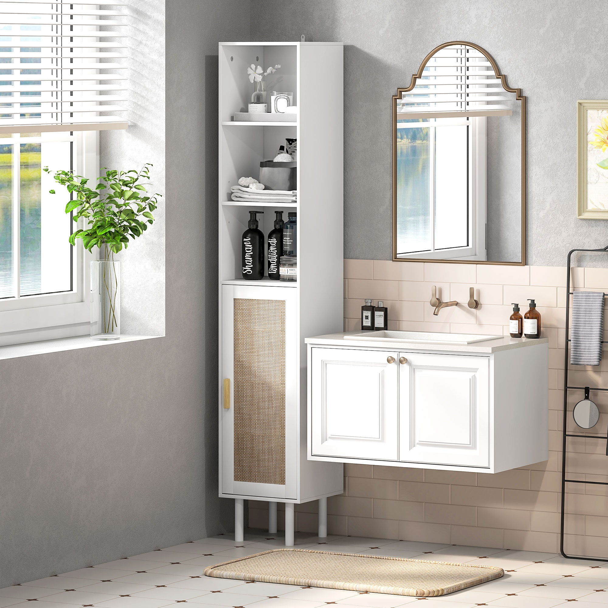Hohes Badezimmerschrank mit Türen