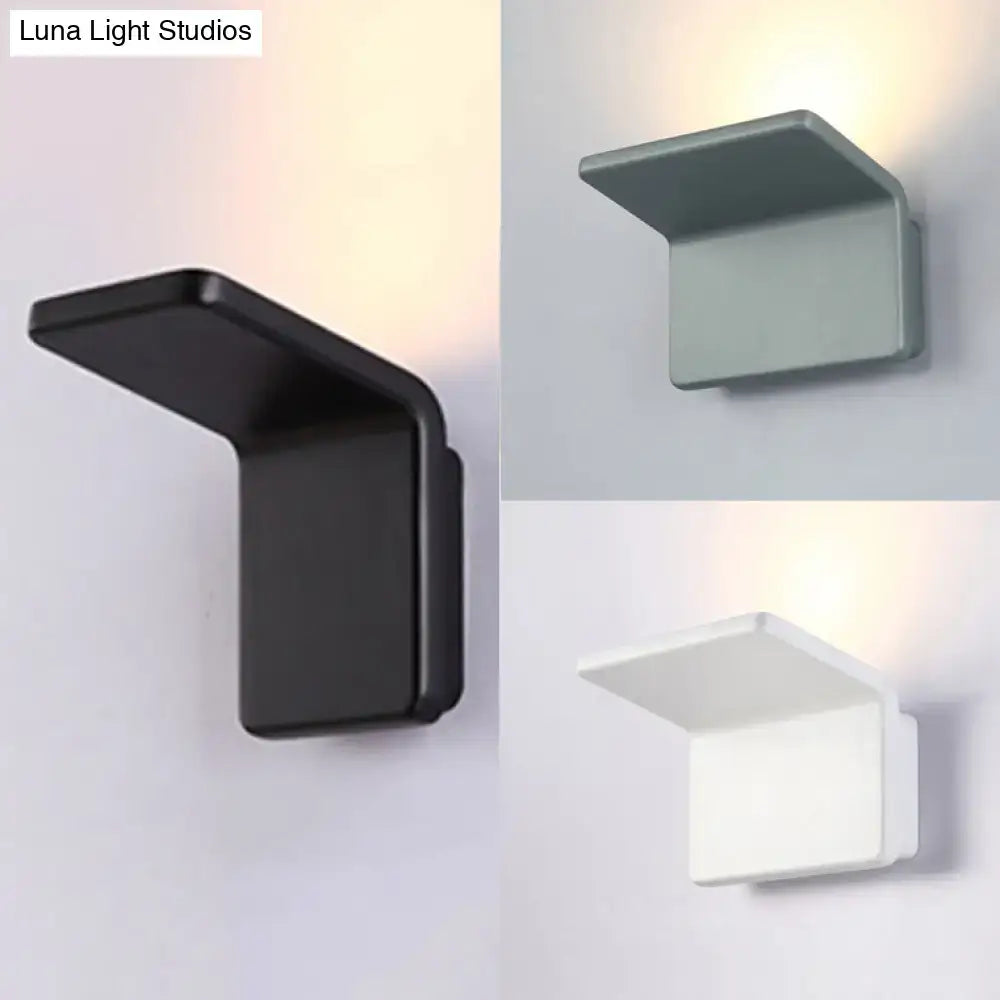 Contemporary black and white slatted led wall lamp with sleek angular design in matte finishes for living room sconce