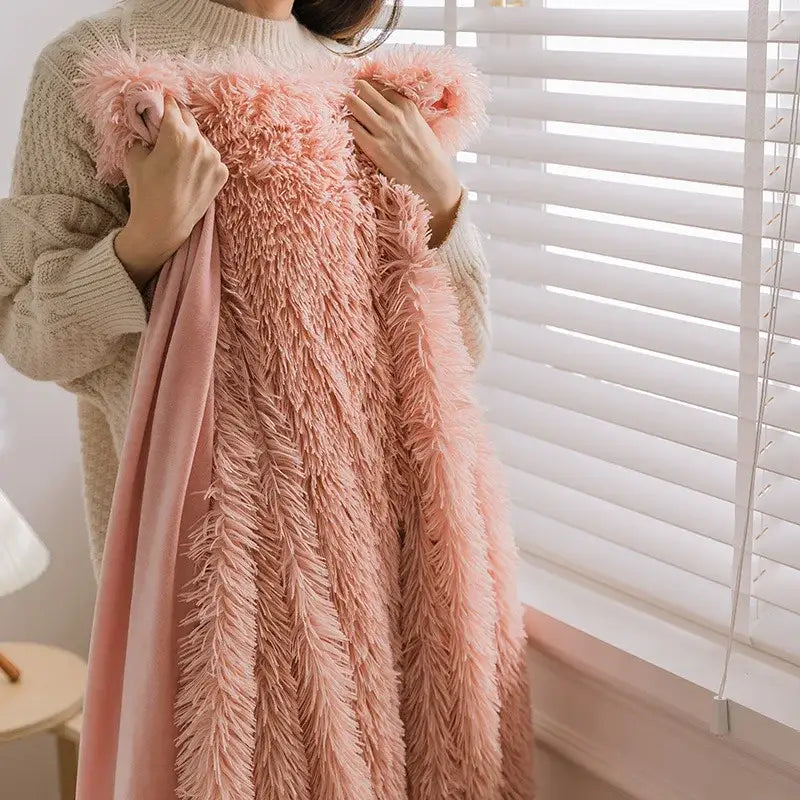Cozy faux fur pink throw blanket with soft fluffy texture and matching velvet inner lining for bedroom decorbites cozy faux