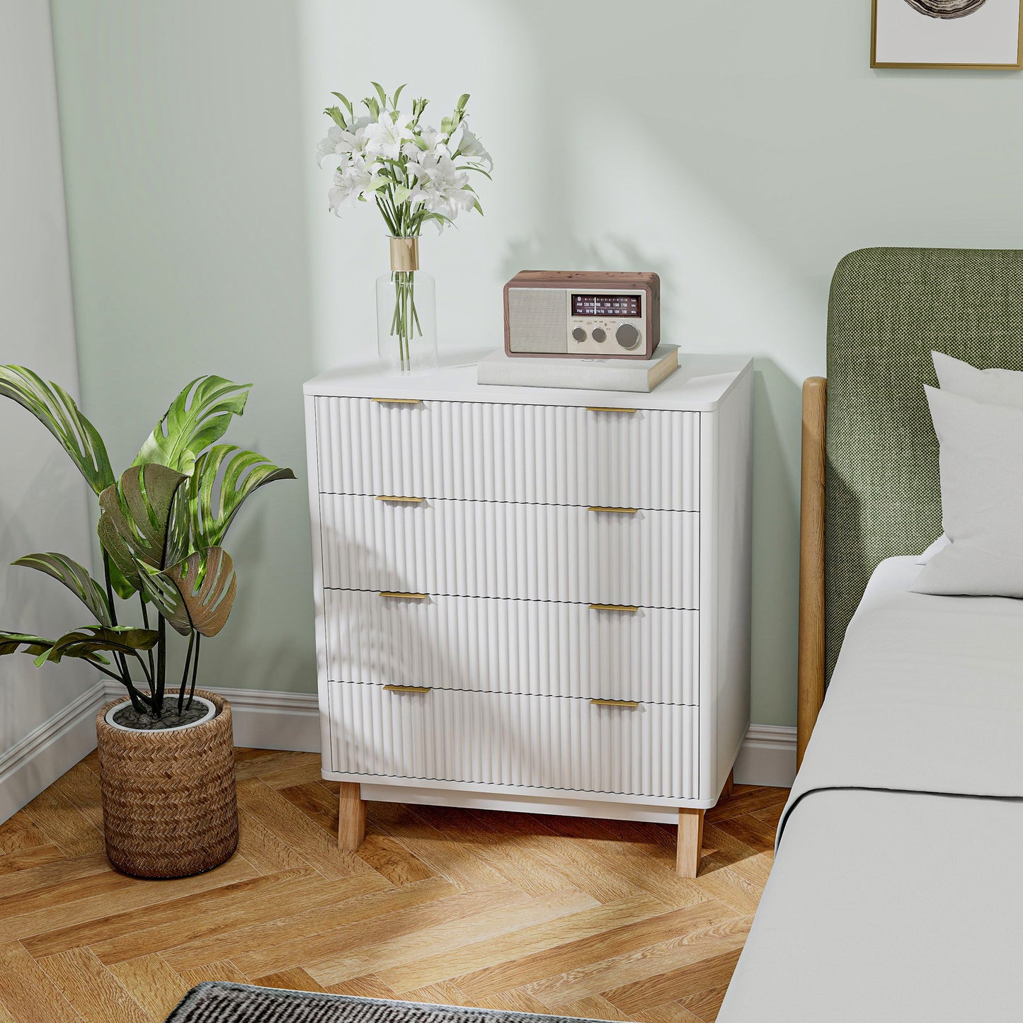 4-Schubladen-Doppelkommode für das Schlafzimmer, geriffte Schubladenschrank mit goldenen Fingergriffen und 4 Holzbeinen, weiß