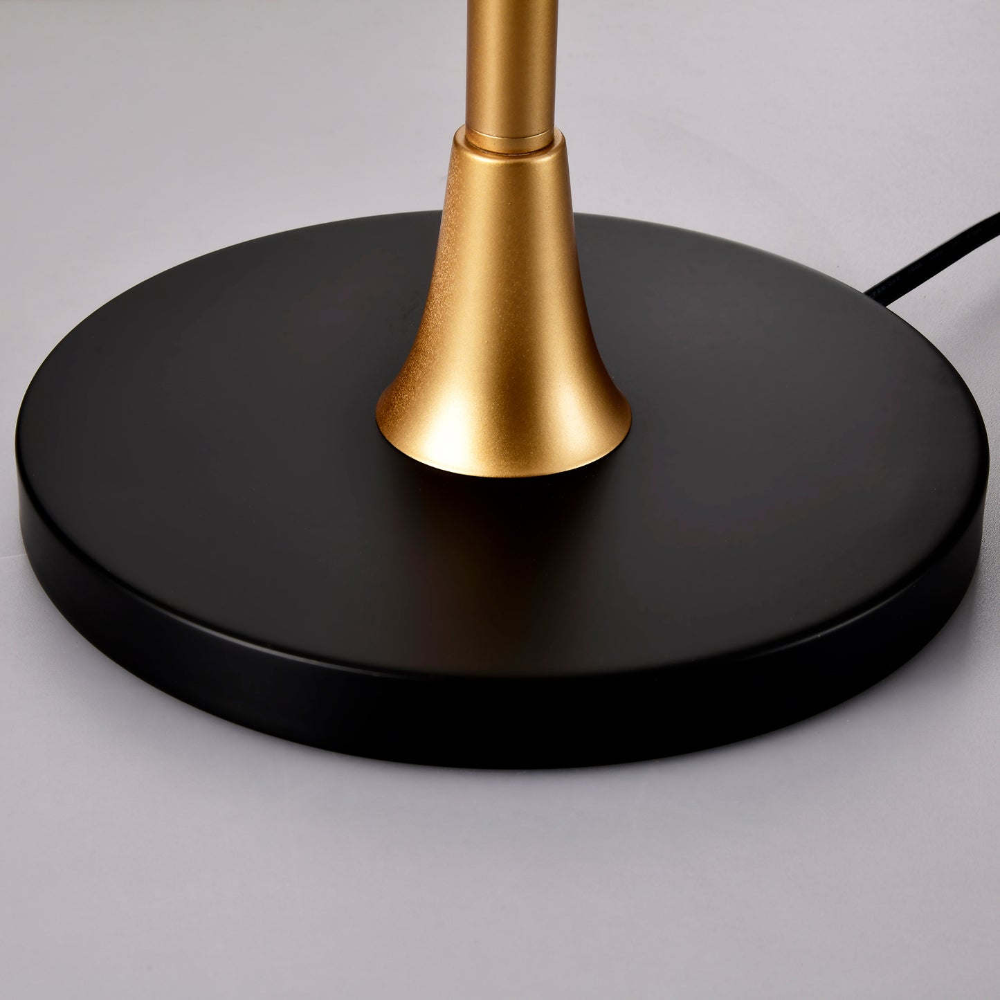 Stehlampe für das Wohnzimmer mit beigefarbenem Lampenschirm, hohe industrielle Stehlampe zum Lesen für das Schlafzimmer, Büro – Glühbirne nicht enthalten – Mattschwarz Mattgold