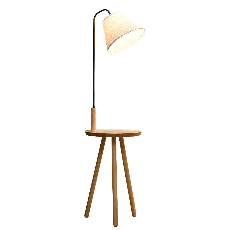 Einfache moderne Stehlampe im Wohnzimmer
