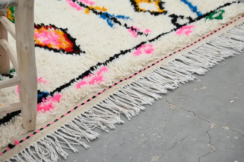 DecorBites™ handmade Moroccan Azilal rug in natural wool with cream base and bold geometric patterns with white fringe